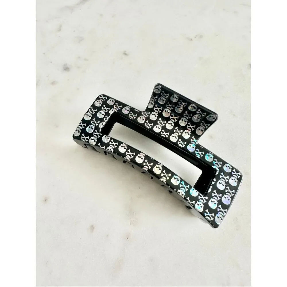 Iradecent pirate skull black hair claw